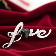 "Sevgi" broşu, gümüşdə qara və ağ rəngdə