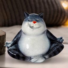 Серая фигурка медитирующего кота йоги