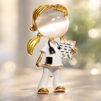 Брошь «Доктор» девочка, цветная в золоте