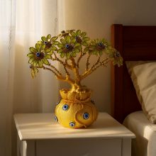 Декоративное дерево счастья «Глаз» (Evil Eye / Назар) с бежево-зелёными цветами, золотистое, 21.5×8 см