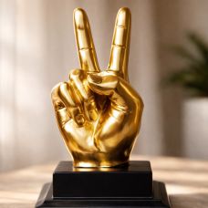 Декоративная фигурка «Жест Victory» в золотом цвете 9 х 8 х 17 см 