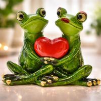 Ürək tutan iki qurbağa romantik fiquru