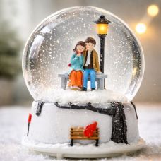Музыкальный снежный шар с подсветкой «Влюблённые — Объятия»