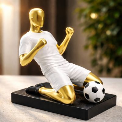 Ağ formalı futbol suveniri “Meydanda qələbə”, keramika