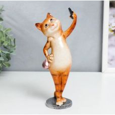 Сувенир интерьерный Кошечка с сумочкой делает селфи